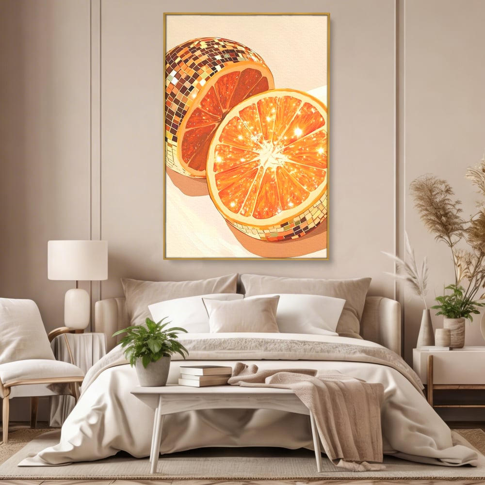 Tablou canvas cu ilustratie digitala cu felii de portocala si globuri disco, in rama de aluminiu auriu, pe perete intr-un dormitor